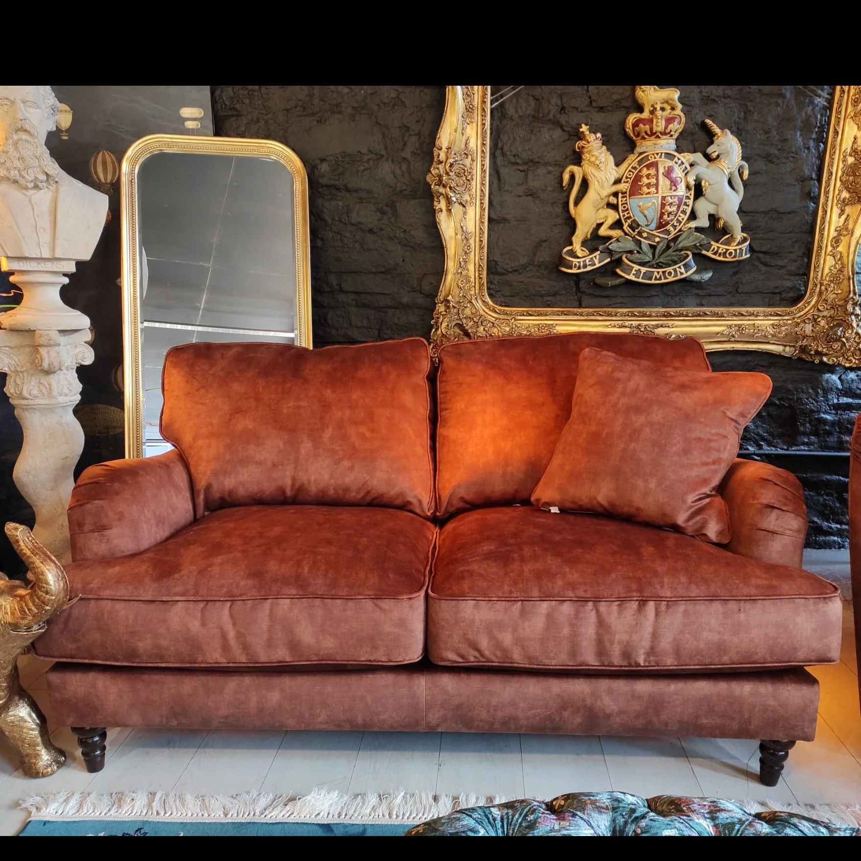 Howard in Velvet - Image 17
