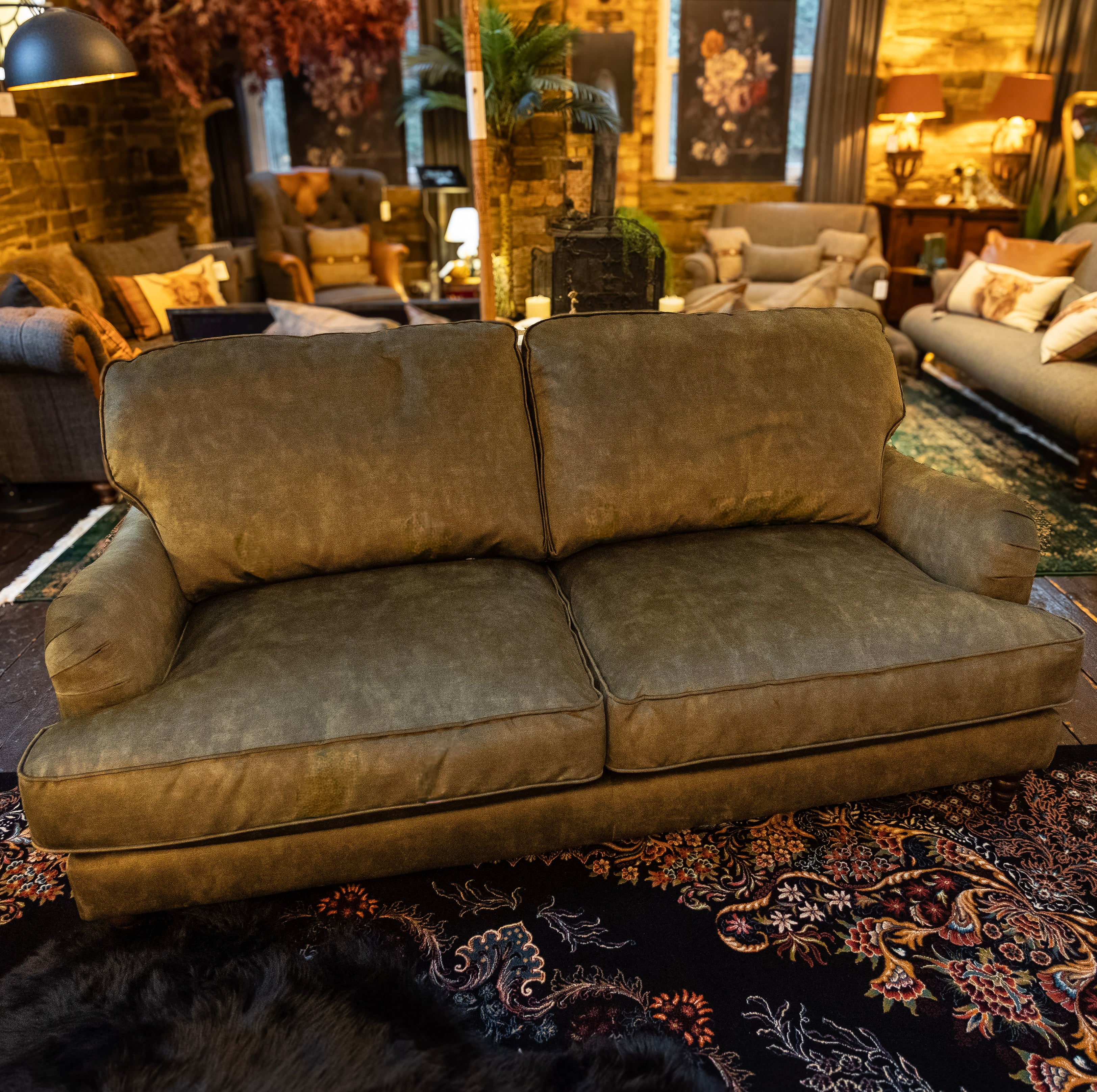 Howard in Velvet - Image 25