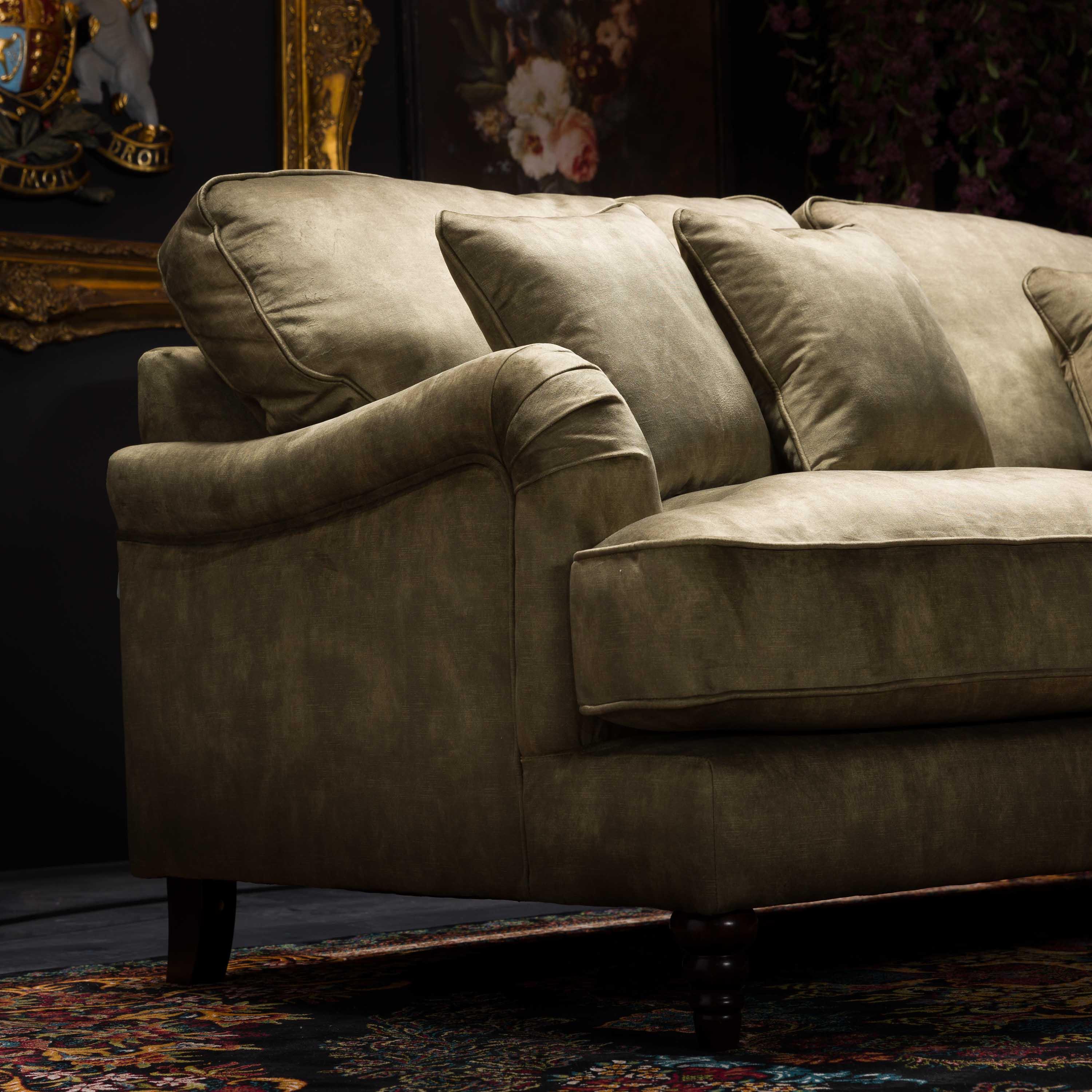 Howard in Velvet - Image 30